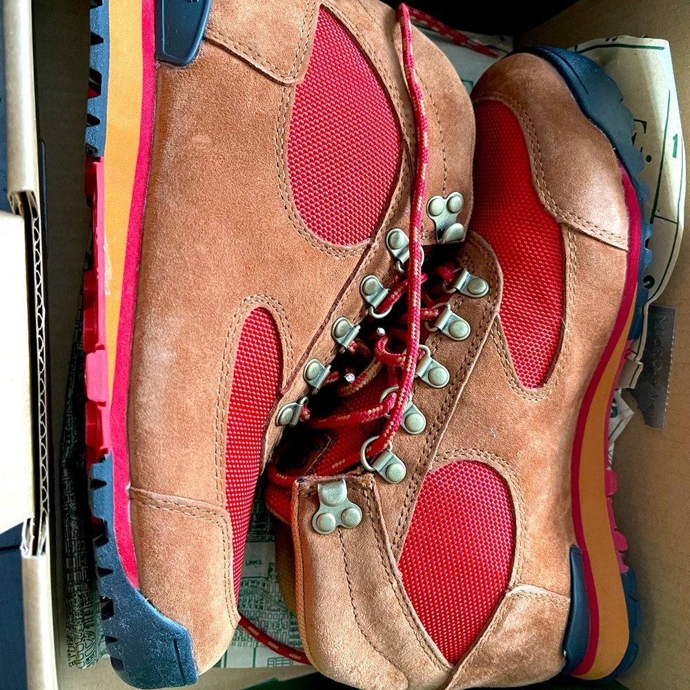 Brand new in box - Danner Women’s Jag Hiking Boots - Size 8